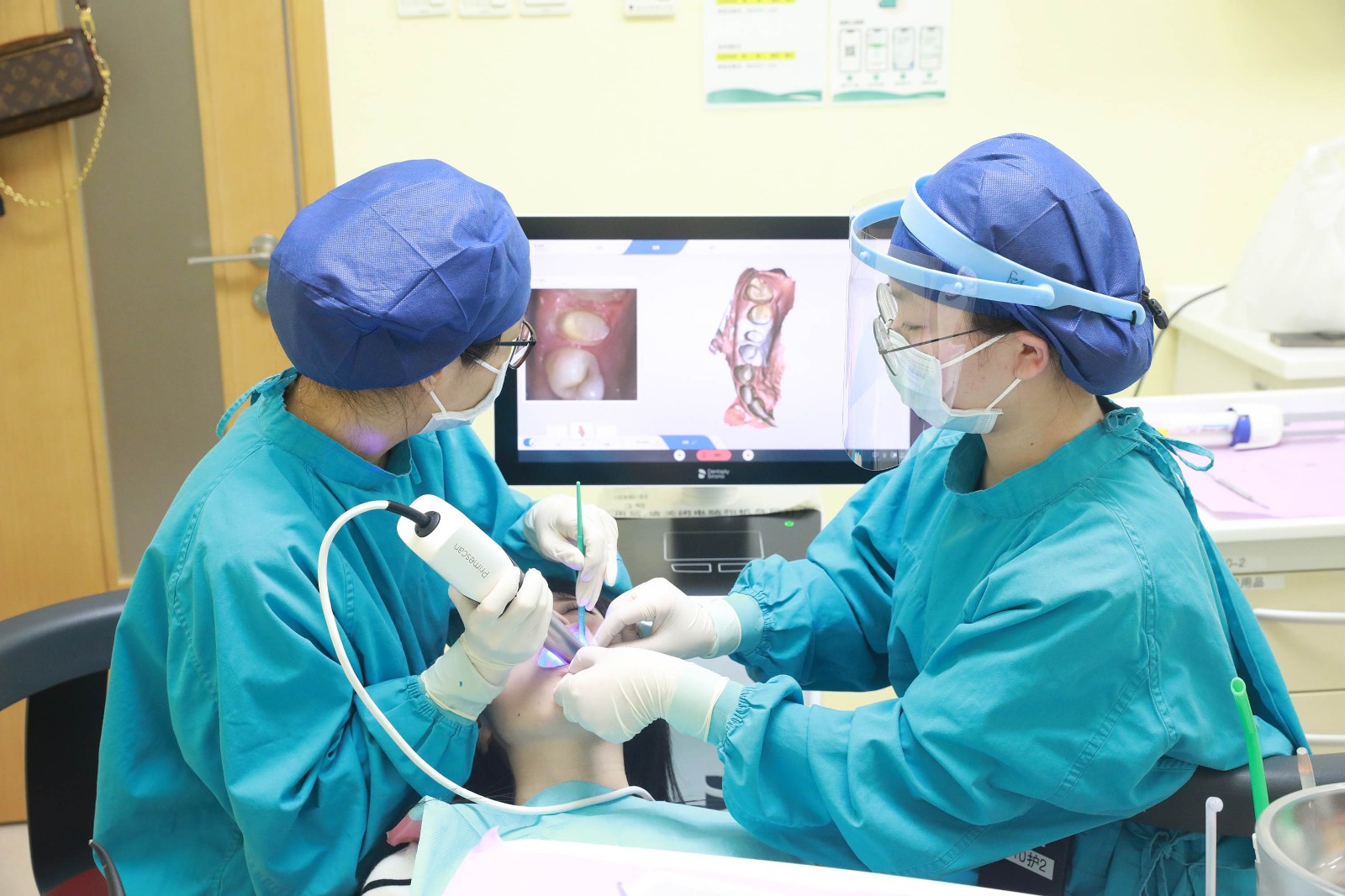 医护配合2.jpg 医护配合2.jpg