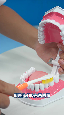 小朋友应该怎么刷牙?